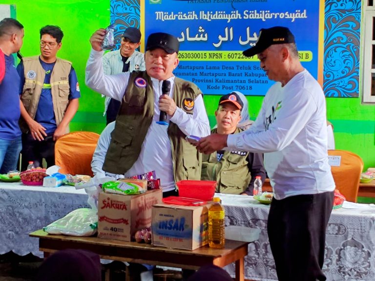 Bantuan SKPD, Kementerian RI dan Pribadi Diserahkan Muhidin Untuk Korban Banjir