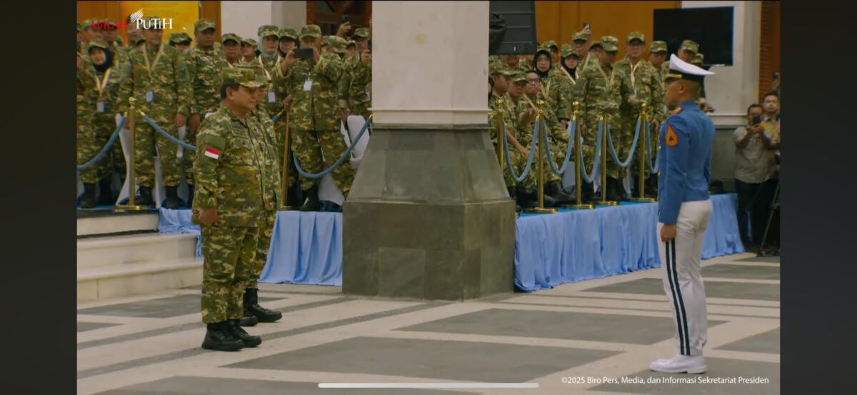 Puncak Retreat 2025, Bupati Bang Arul Haru Saksikan Defile Parade Senja di Akmil