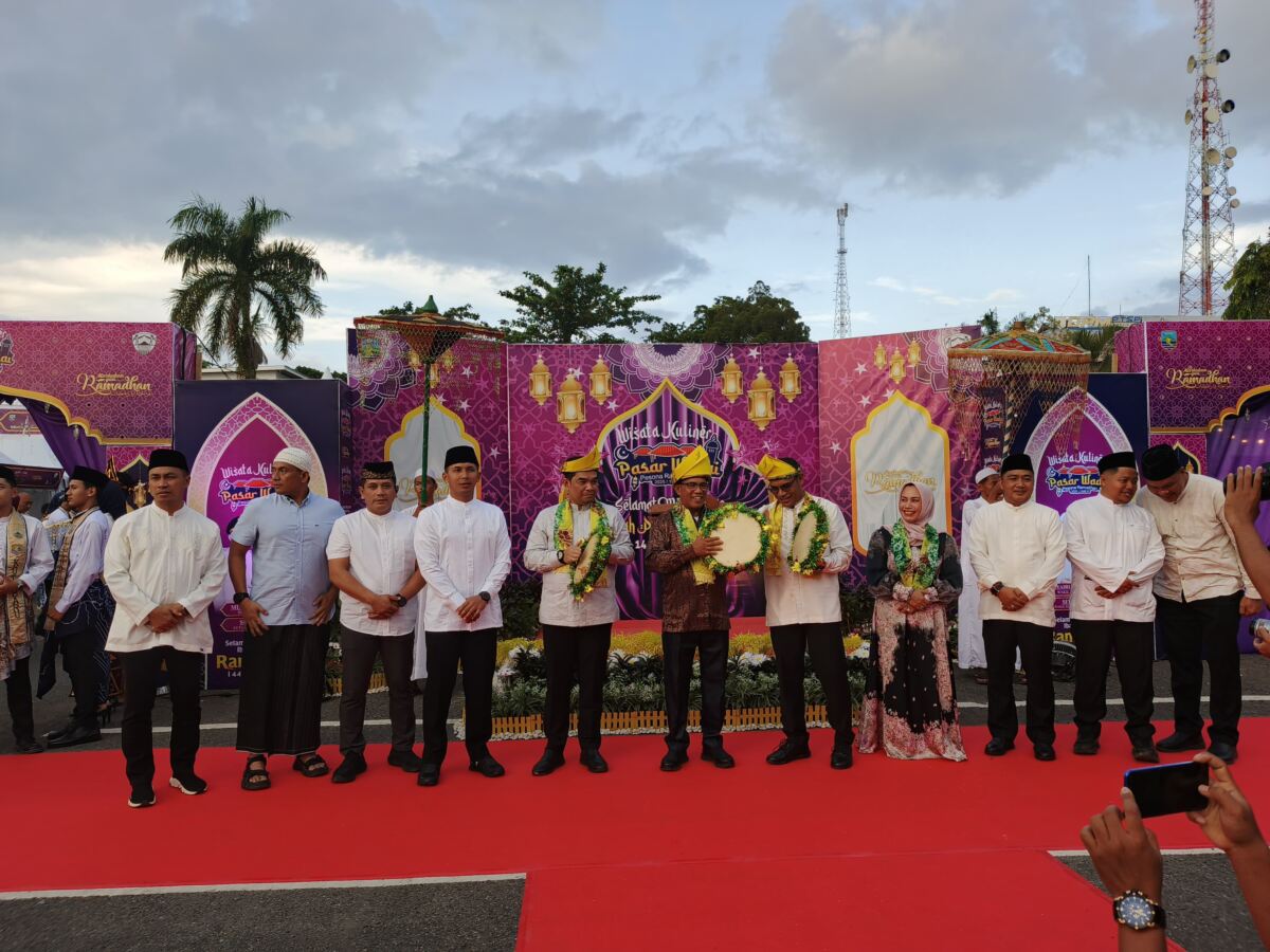 Bupati Kotabaru Resmikan Pasar Wadai Ramadhan 2025 di Lapangan Siring Laut