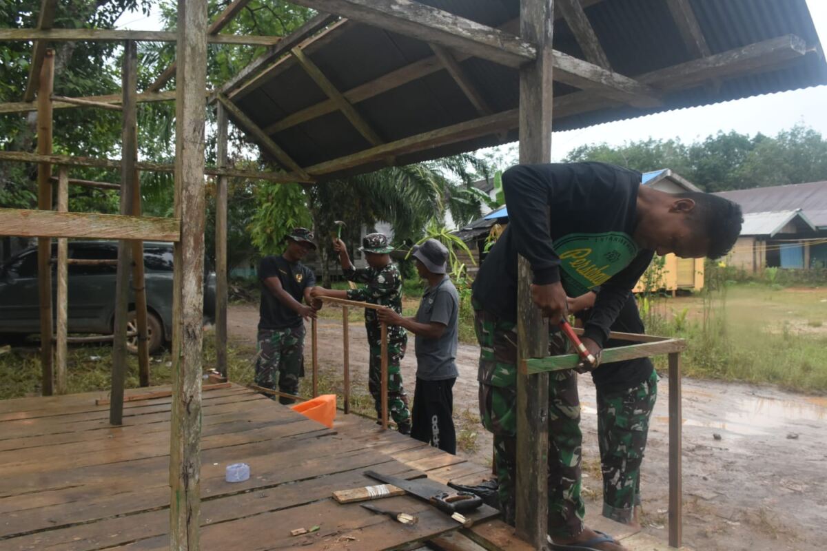 Satgas TMMD Ke-123 Bersama Warga Desa Talusi Rehabilitasi Poskamling