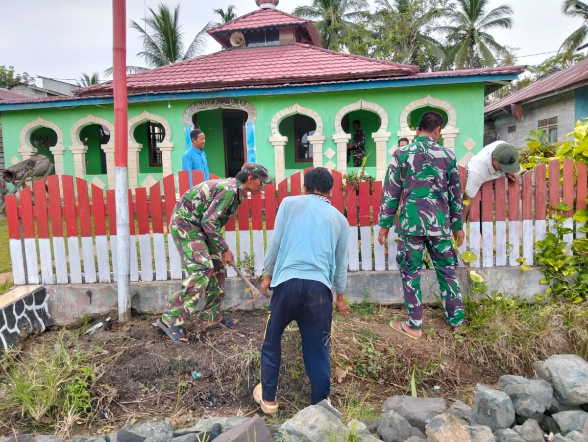 TNI Satgas TMMD ke-123 Bersihkan Masjid di Desa Talusi untuk Kenyamanan Ibadah Warga Ramadan