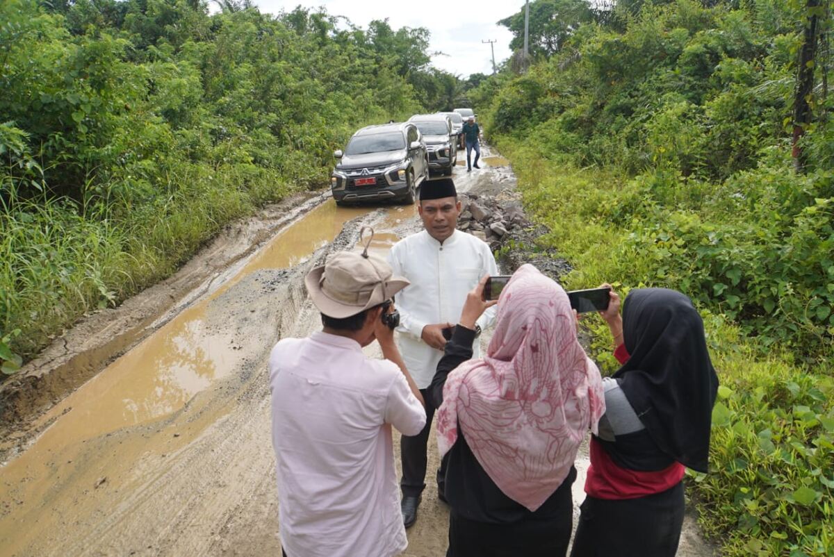 Wabup Kotabaru Tinjau Jalan Rusak di Sampanahan: Perbaikan Segera Dikebut!