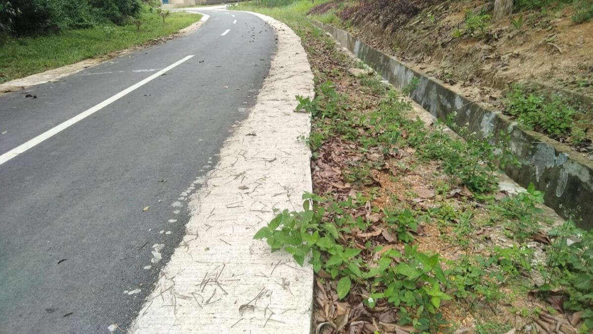 Proyek Jalan Menuju Komplek Puri Sadhana Desa Air Mesu 2024 Diduga Asal Jadi, Bahu Jalan Telah Retak Dan Pecah