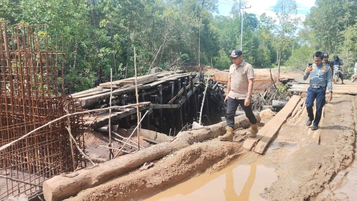 Pembangunan Jembatan Mandek, Warga dan DPRD Kotabaru Soroti Kinerja Kontraktor
