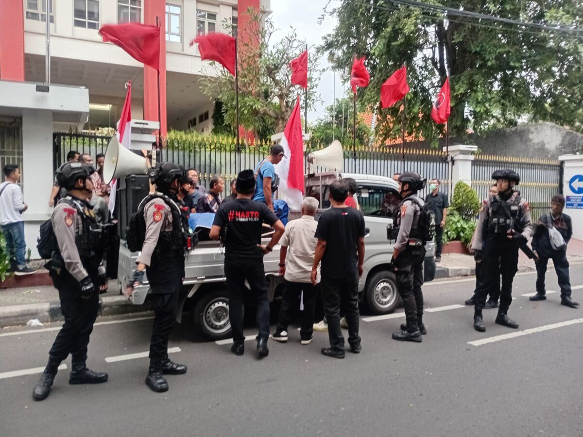 Aksi Damai Massa Bertopeng Di Depan Kantor PDIP Dibubarkan Ada Apa ?