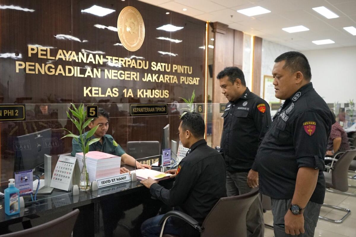 Kejari Jakarta Pusat Laksanakan Pelimpahan Berkas Perkara dan Surat Dakwaan Mantan Ketua PN Surabaya, Ke Pengadilan Tipikor Jakarta Pusat.