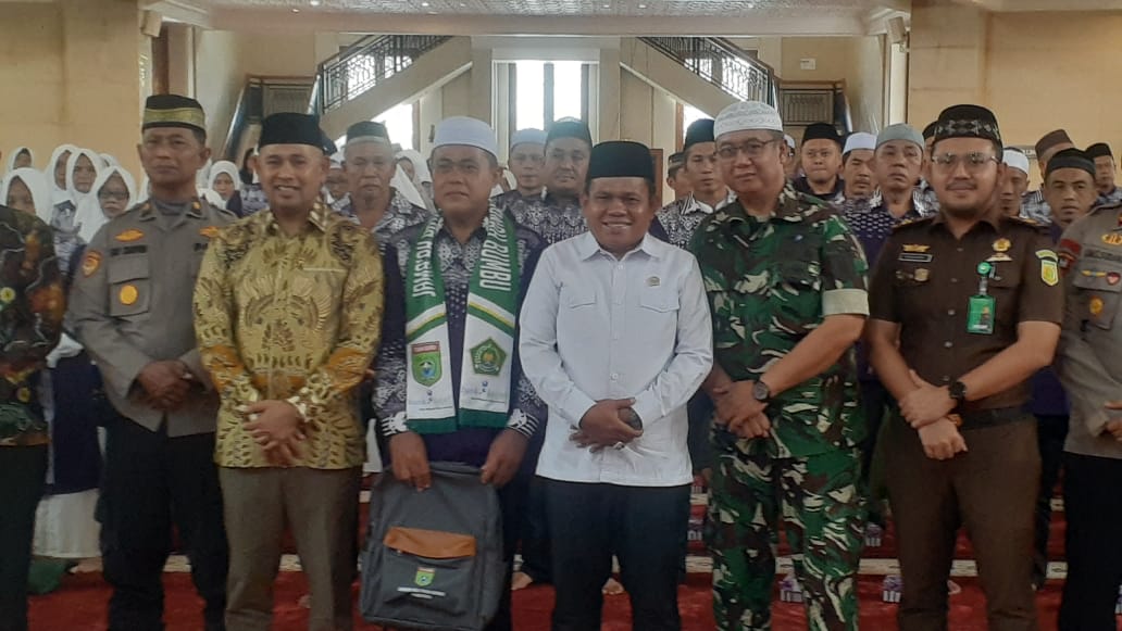 Wakil Bupati Tanah Bumbu H. Bahsanudin, Wakil Ketua I DPRD Tanbu H. Hasanuddin melepas keberangkatan 196 jamaah Calon haji
