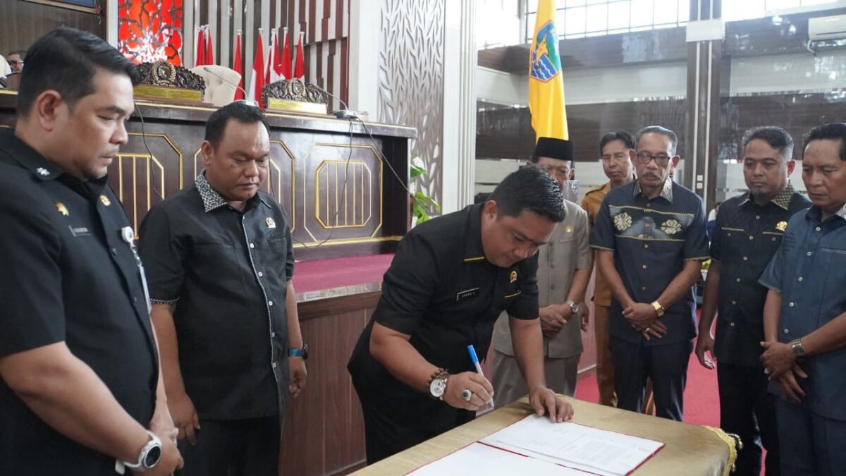 Pj Sekda Kotabaru Hadiri Rapat Paripurna DPRD: Sampaikan Dua Raperda Strategis