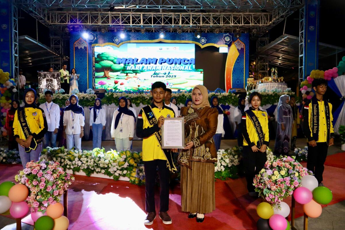 FAD Saijaan Serahkan Plakat Suara Anak Daerah kepada Bunda Forum Anak Kotabaru