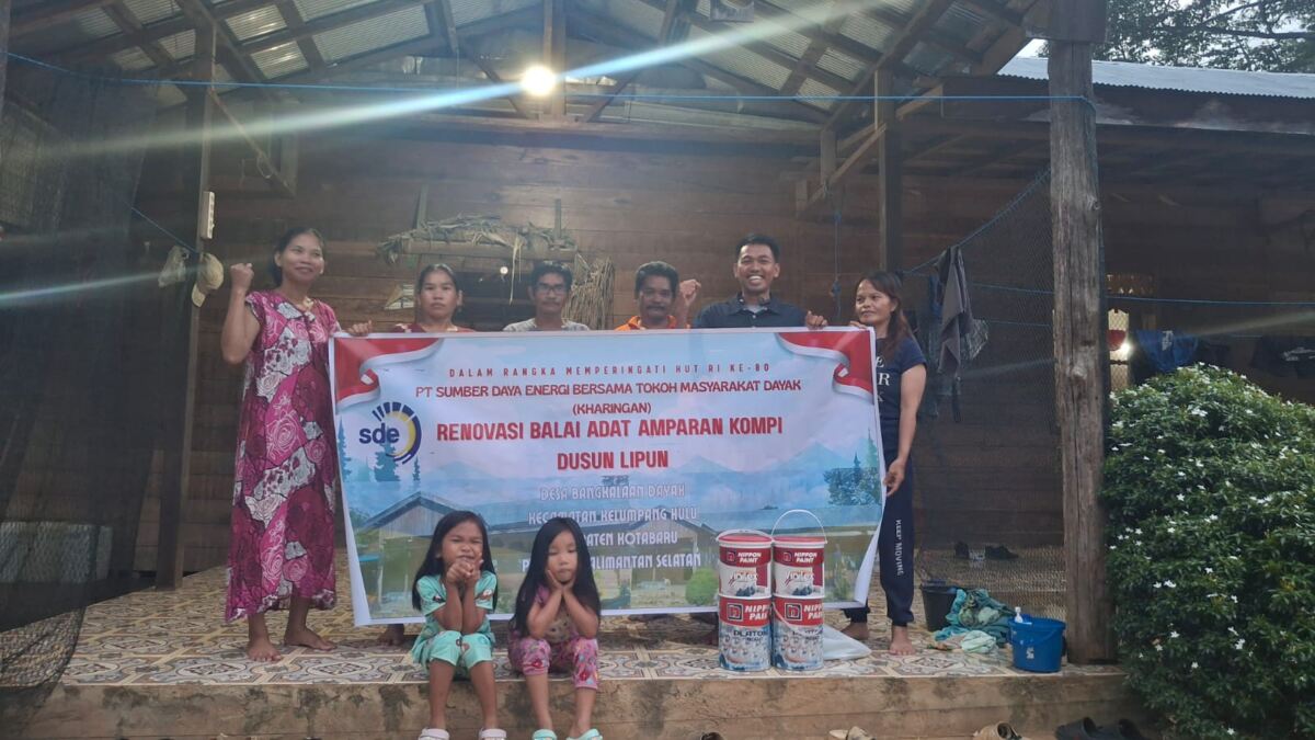 PT SDE Bersama Tokoh Adat dan Warga Renovasi Balai Adat Amparan Kompi