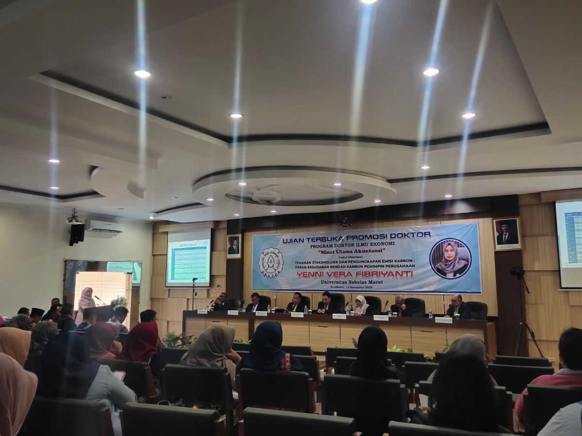 Dr. Yenny Vera Febriyanti Raih Gelar Doktor di Universitas Sebelas Maret dengan Disertasi tentang Tekanan Stakeholder dan Emisi Karbon Perusahaan