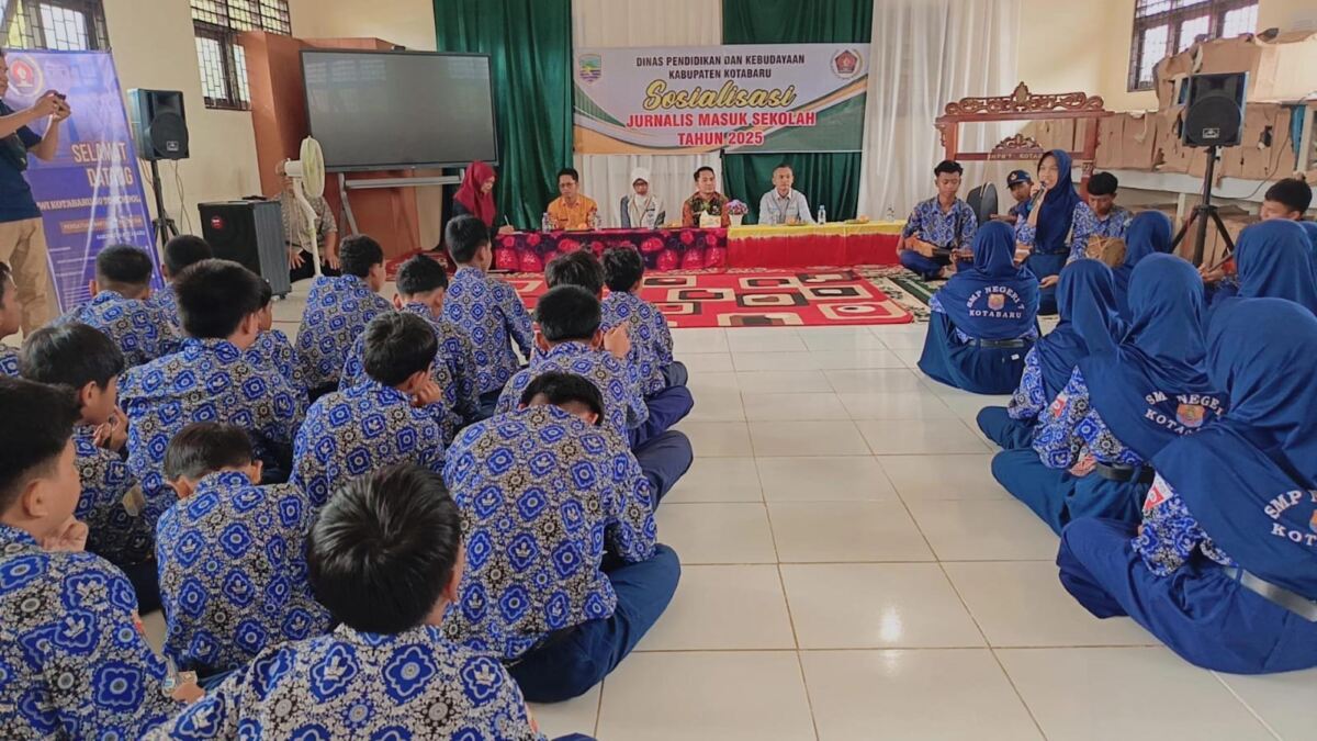 Disdikbud dan PWI Kotabaru Gelar Sosialisasi Jurnalis Masuk Sekolah di SMPN 7 Kotabaru