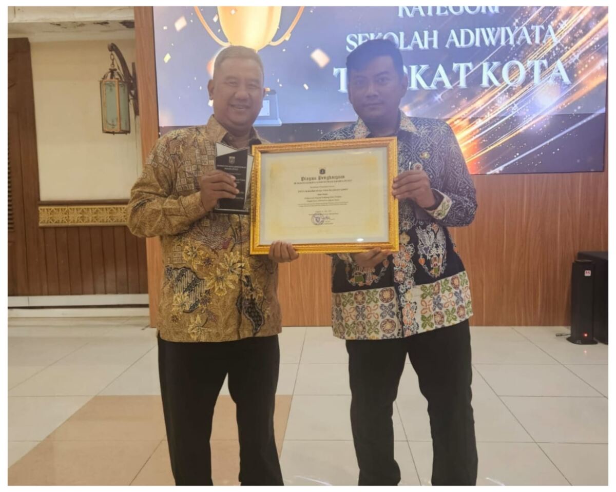Ketua RW 01 Terima Penghargaan Masyarakat Peduli Lingkungan Hidup Dari Aksebang Administrasi Jakarta Pusat