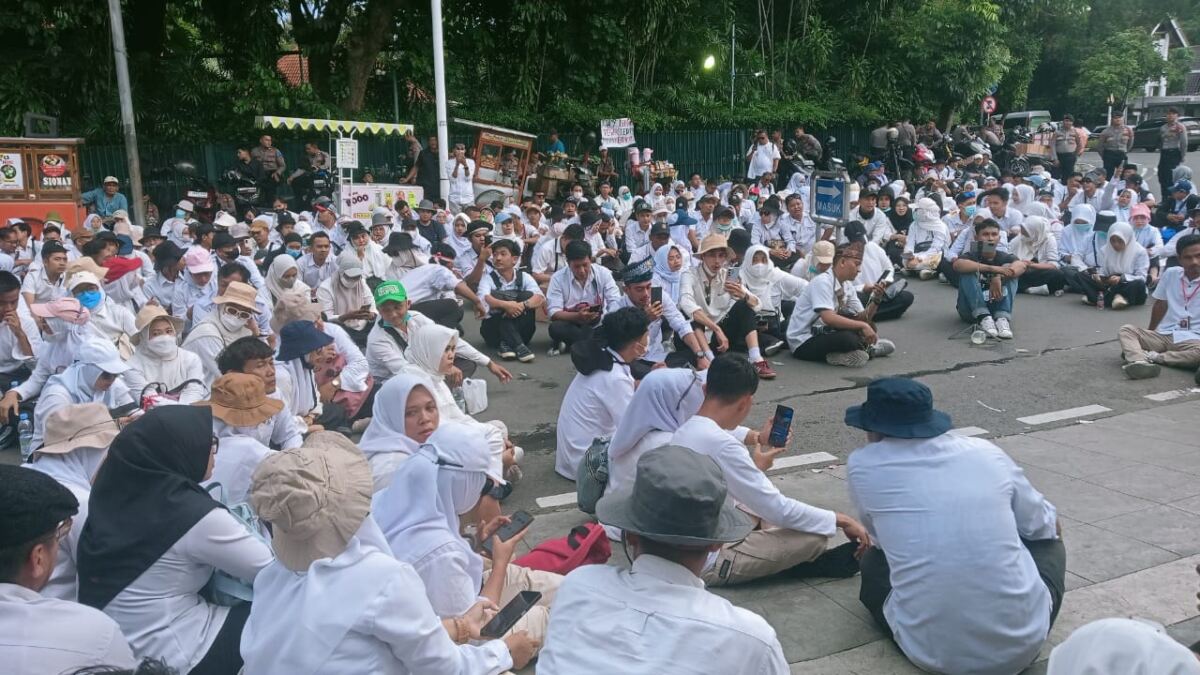 Honorer Non Database Indonesia Blokade Jalan di KemenpanRb Tegakkan Keadilan Regulasi PPPK Paruh Waktu