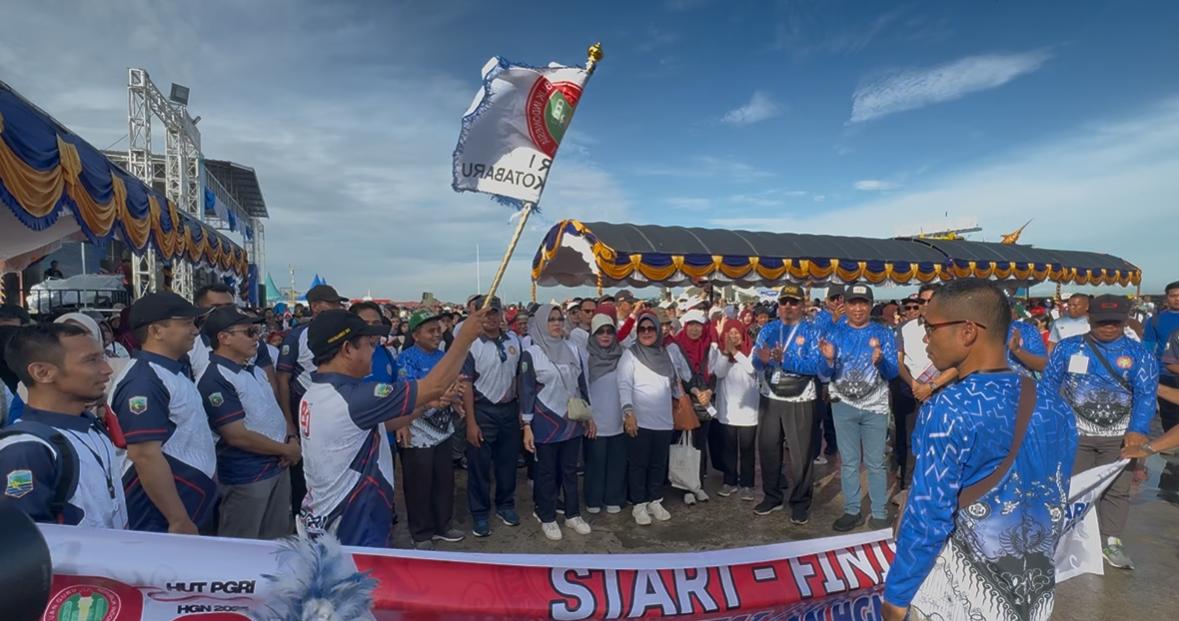 HUT Ke-80 PGRI dan HGN 2025, Ribuan Guru Meriahkan Jalan Sehat dan Senam