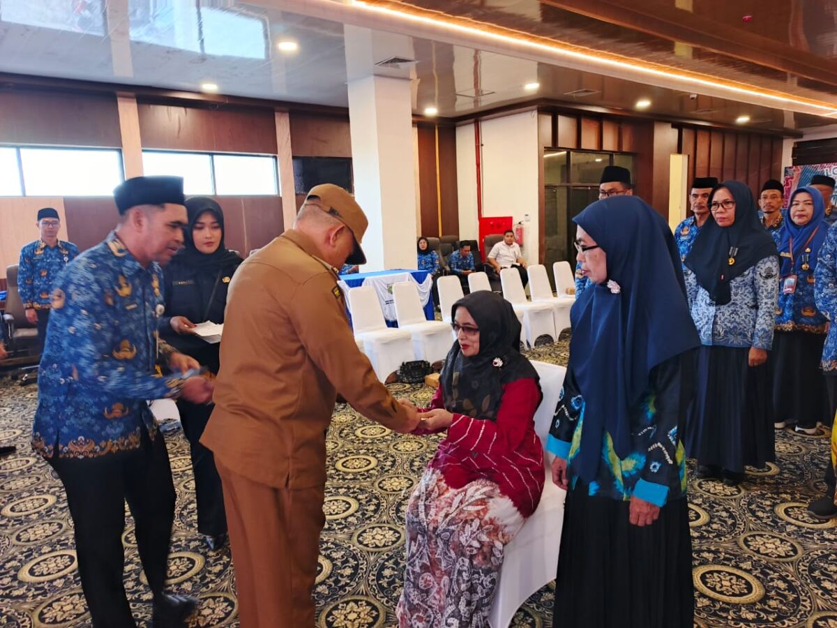 Bupati Sematkan Satyalancana Karya Satya Untuk ASN Purna Bakti