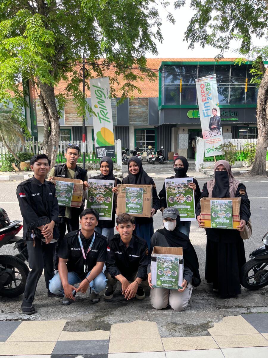 Mahasiswa FEB UNISLA Turun ke Jalan: Aksi Peduli Bencana Sumatra Hangatkan Suasana Kota Lamongan