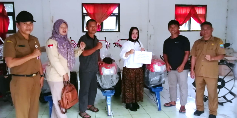 Anggota DPRD Kotabaru Salurkan Empat Unit Traktor untuk Tiga Kelompok Tani