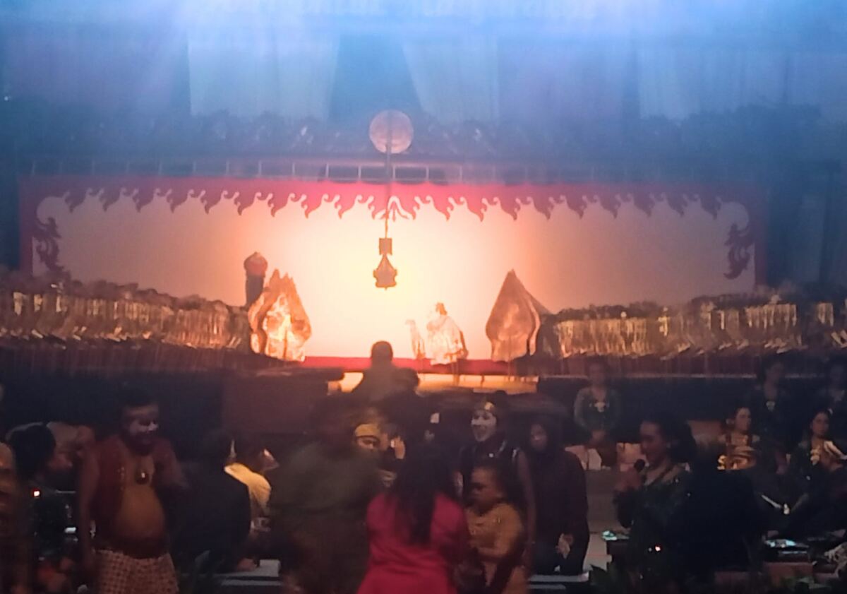 Semarak “Polri untuk Masyarakat”: Wayang Kulit Lakon Semar Mbangun Kahyangan Pukau Warga Kaltim