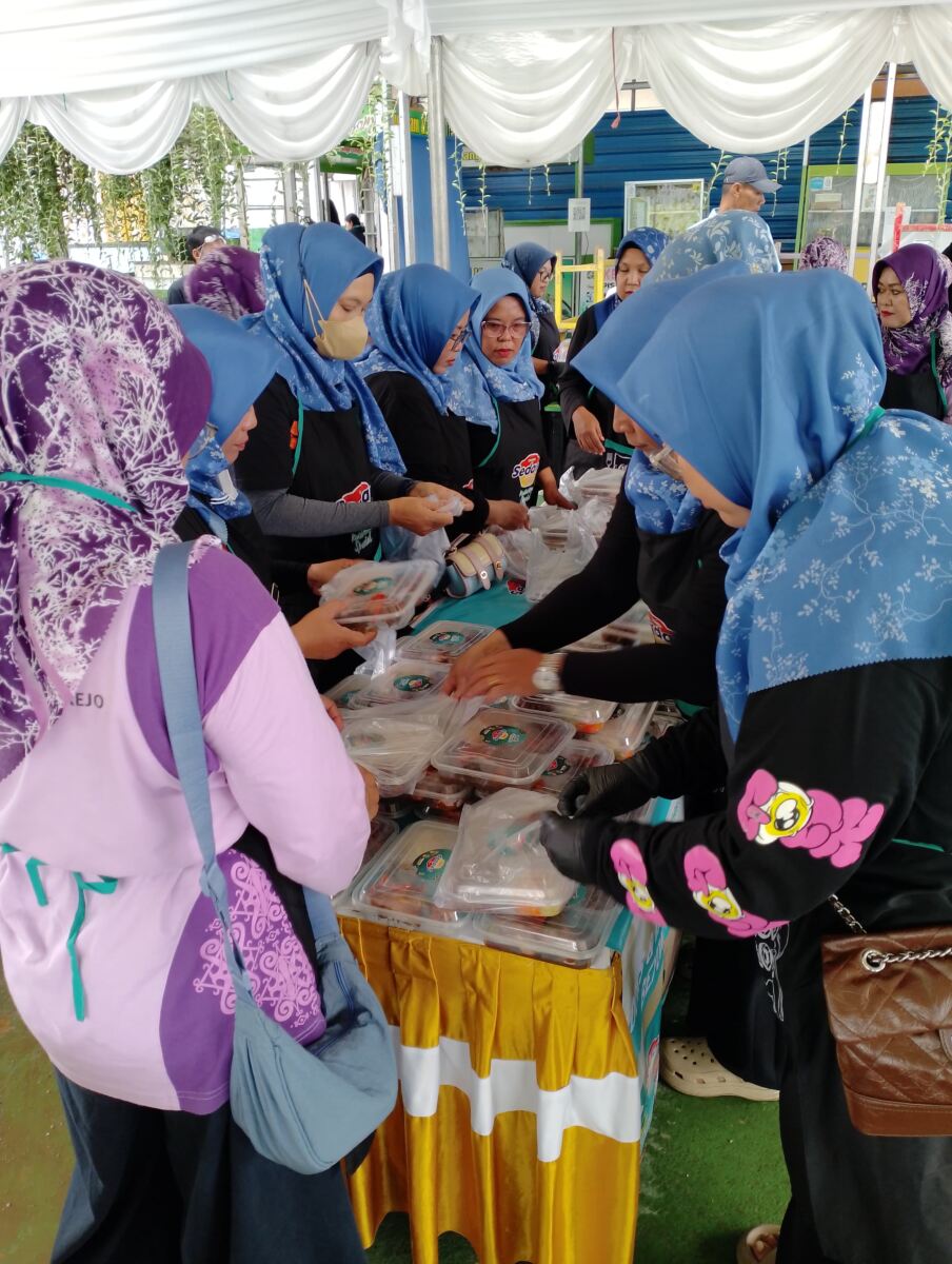 Merajut Ukhuwah dalam Balutan Budaya: Ratusan Paket Takjil Warnai Langit Ramadan di Monpera Balikpapan