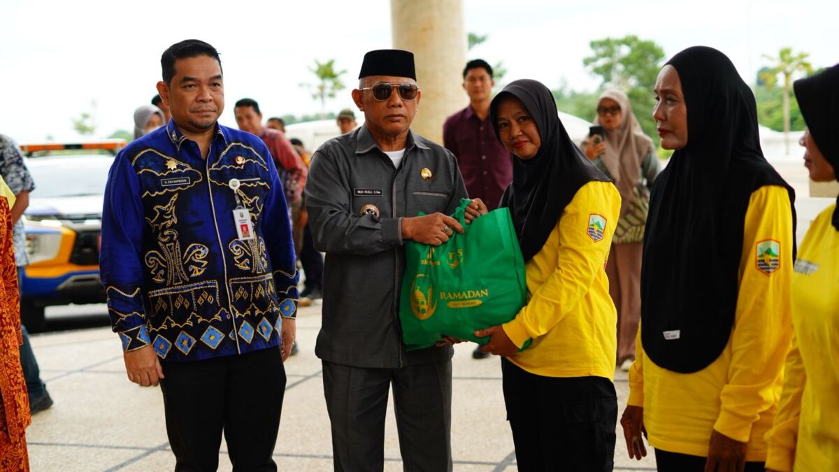 Bupati Kotabaru Serahkan Paket Sembako kepada 172 Petugas Lapangan DLH
