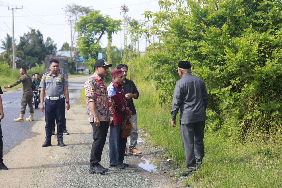Bupati dan Wakil Bupati Kotabaru Turun Langsung Tinjau Jalan Rusak