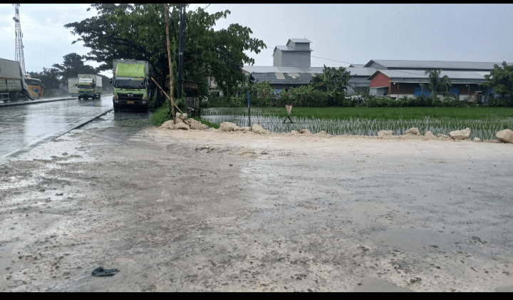 Debu Urukan lahan milik PT Nusantara Timber Pratama Meresahkan Pengguna Jalan