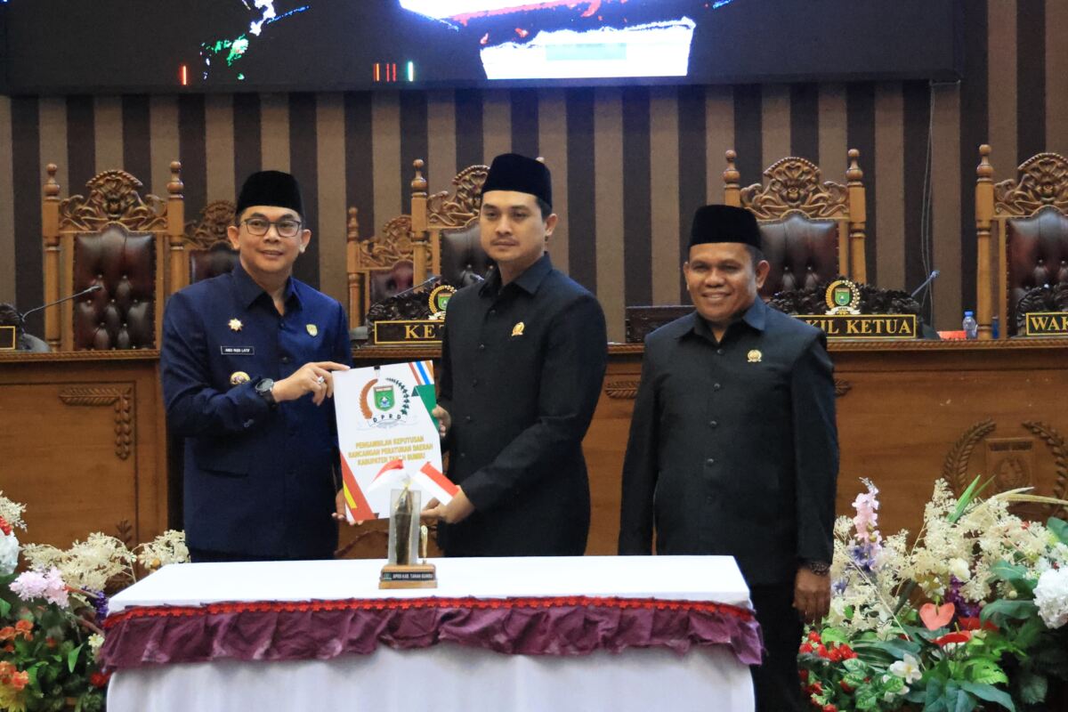 DPRD Tanah Bumbu Tetapkan Rekomendasi LKPJ 2025 dalam Paripurna, Bupati Beri Apresiasi