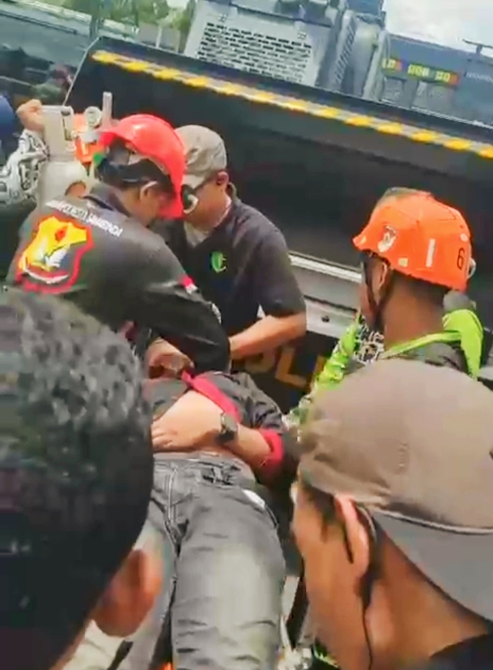 Eskalasi di Gerbang Parlemen: Antara Determinasi Mahasiswa dan Intervensi Medis Dokkes dalam Kemelut Demonstrasi Samarinda