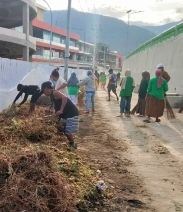 Terjun Langsung Pakai Pokare, Camat Palu Barat Pimpin Kerja Bakti Tim Sarkodes di Kawasan Lere
