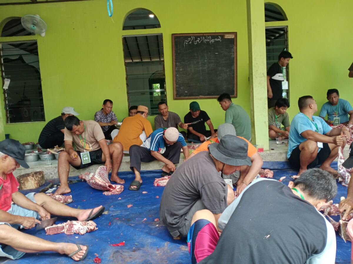 Semangat Kebersamaan dan Pengabdian Warnai Ibadah Penyembelihan Kurban Masjid Baitussalam GBM