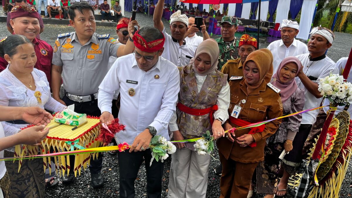 Wabup Syairi Resmikan Pura Prajapati, Tegaskan Kotabaru sebagai Miniatur Indonesia yang Harmonis