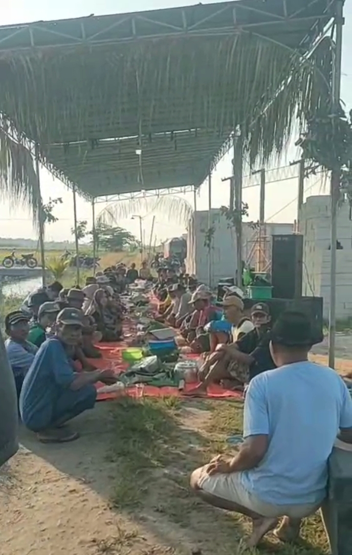 Warga Desa Gumantuk Kecamatan Maduran Lestarikan Budaya Wiwit Di Sawah