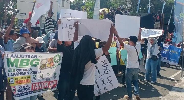 Ribuan Relawan MBG Demo di Depan Gedung Pemda Lamongan, Minta Program Dilanjutkan