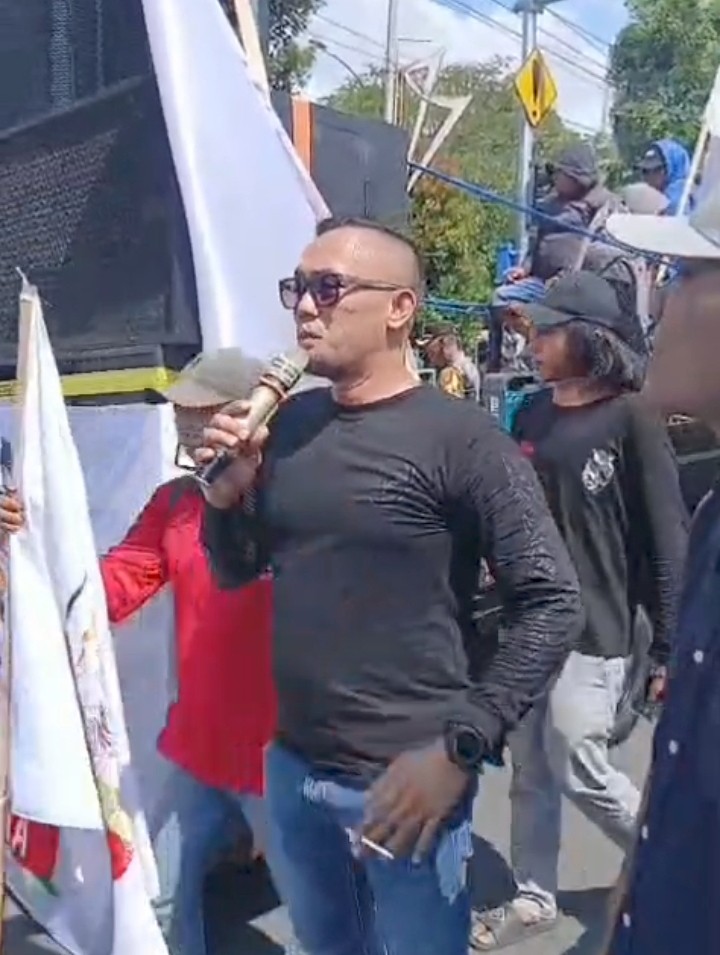 Ribuan Petani,Petambak Ikan, Peternak Ayam Lakukan Demo di Depan Gedung Pemda Lamongan Dukung Program MBG Berlanjut