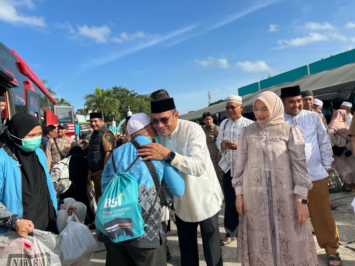Jamaah Haji Kloter 13 BDJ Tiba di Kotabaru, Disambut Haru