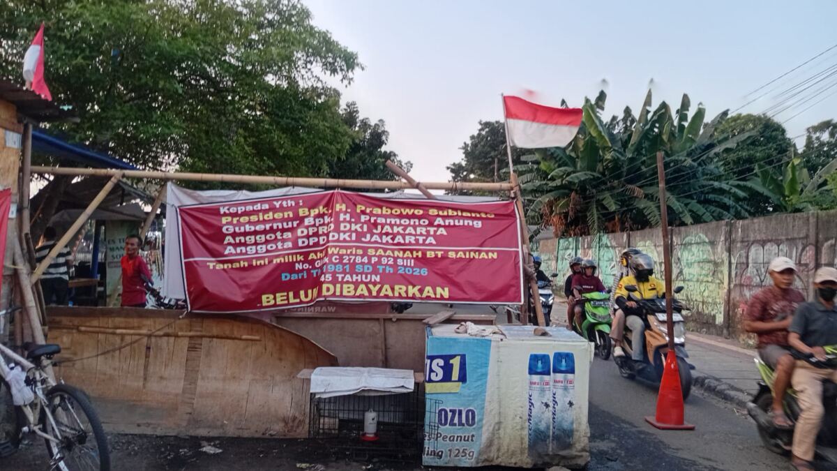 Warga Kapuk Tutup Jalan Inspeksi Cengkareng Drain, Dalilkan Tanahnya Belum Dibayar