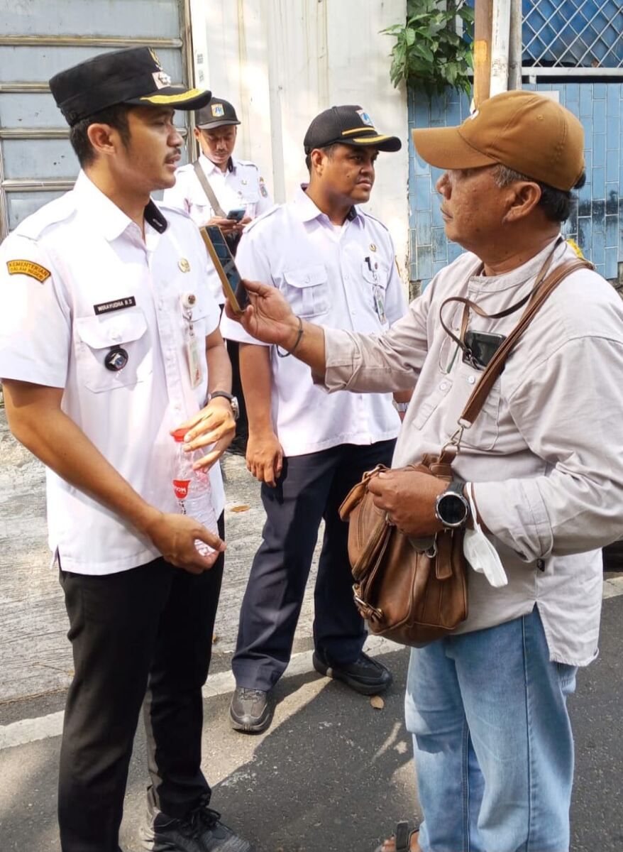 Lurah Petojo Utara dan Satpol PP Tertibkan Enam PKL Berdiri di Atas Saluran Air