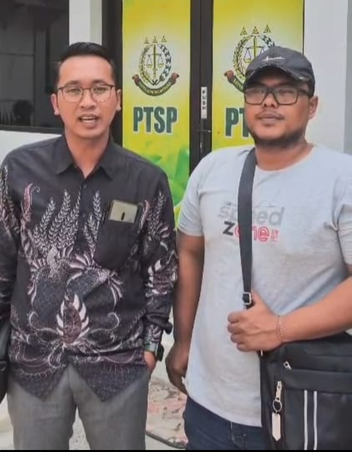 Hadiri Panggilan Kejari Lamongan, Sismulyadi Ungkap Dugaan Keterlibatan Pihak Lain dalam Polemik PTSL Desa Brengkok Brondong.
