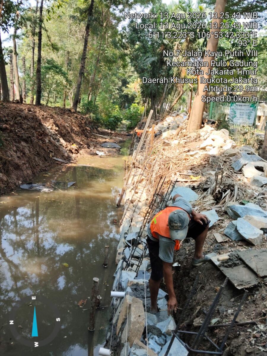 Pemasangan Turap di Atas Genangan Air. Proyek Rp1,13 Miliar di Kayu Putih Diduga Bermasalah, Pengawasan Sudin SDA Jakarta Timur Dipertanyakan