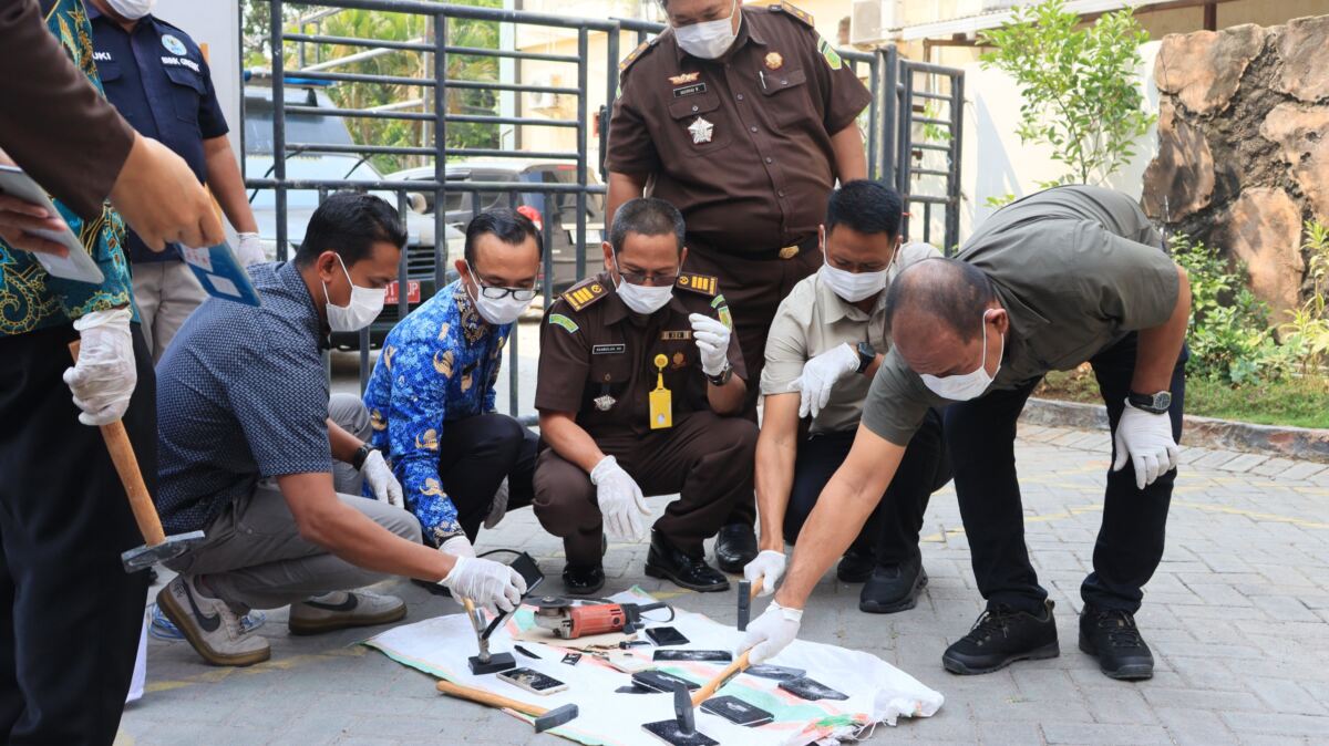 Transparan! Kejari Lamongan Hancurkan BB Narkoba dan Sajam