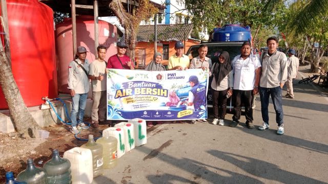 Kemarau Panjang, PWI Kotabaru dan PTK Salurkan Air Bersih