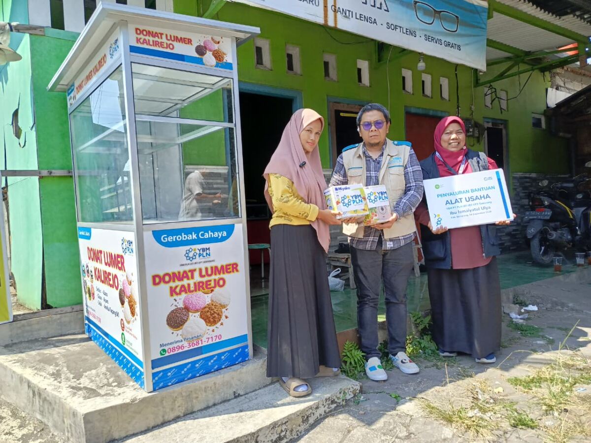 Dukung Kemandirian Usaha, YBM PLN UIT-JBT UPT Semarang Bersama IZI Jateng Salurkan Gerobak Cahaya