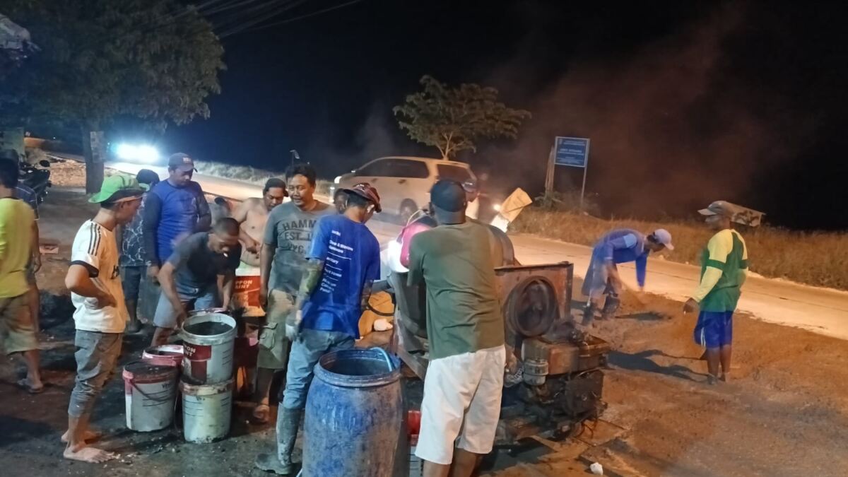 Warga Swadaya Perbaiki Akses Jalan Masuk Desa Karang yang Tak Kunjung Diperbaiki