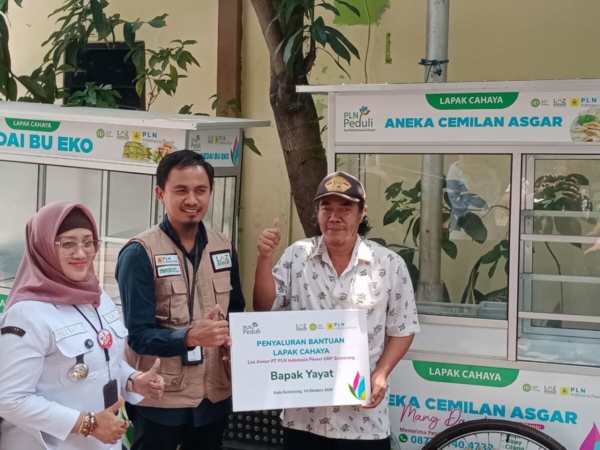 PLN Indonesia Power – IZI Serahkan Bantuan Gerobak UMKM di Semarang Utara